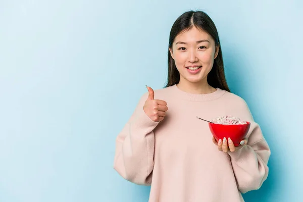 Jonge Aziatische Vrouw Houden Een Kom Van Granen Geïsoleerd Blauwe — Stockfoto