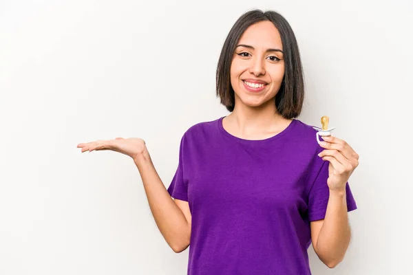 Giovane Donna Incinta Ispanica Che Tiene Ciuccio Isolato Sfondo Bianco — Foto Stock