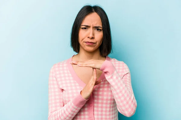 Giovane Donna Ispanica Isolata Sfondo Blu Mostrando Gesto Timeout — Foto Stock