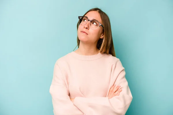 Young Caucasian Woman Isolated Blue Background Dreaming Achieving Goals Purposes — Stock Photo, Image