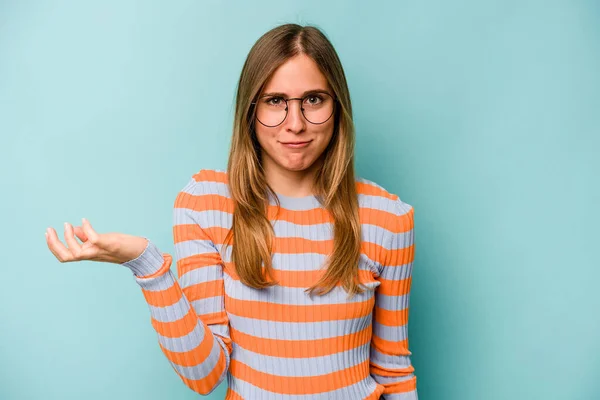 Giovane Donna Caucasica Isolata Sfondo Blu Che Dubita Scuote Spalle — Foto Stock