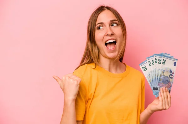 Young Caucasian Woman Holding Banknotes Isolated Pink Background Points Thumb — Stock Photo, Image