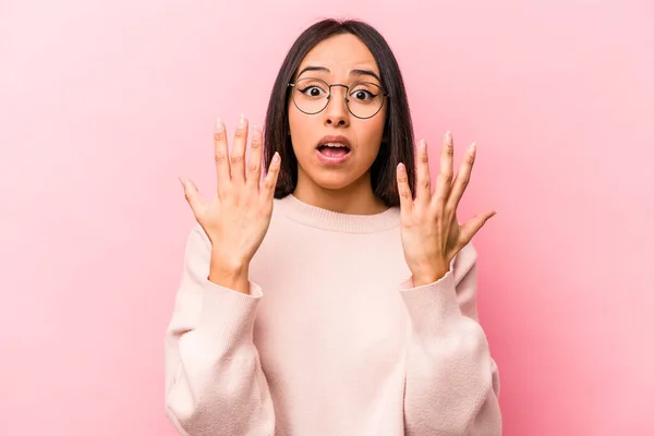 Giovane Donna Ispanica Isolato Sfondo Rosa Mostrando Numero Dieci Con — Foto Stock