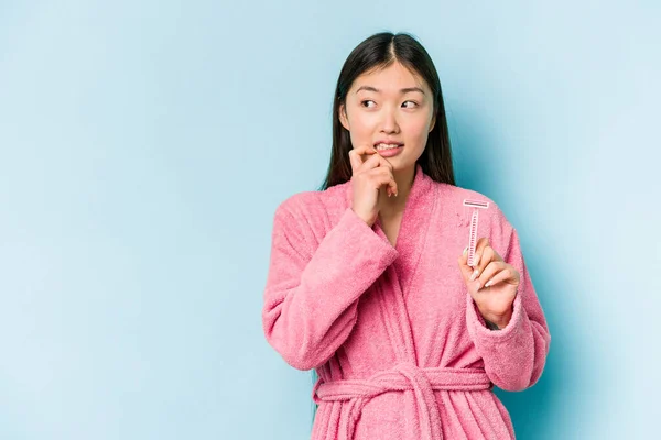 Joven Mujer Asiática Sosteniendo Hoja Afeitar Aislado Sobre Fondo Azul —  Fotos de Stock