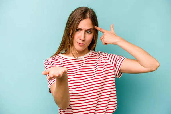 Junge Kaukasische Frau Auf Blauem Hintergrund Die Ein Produkt Der — Stockfoto