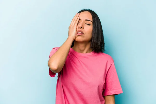 Mujer Hispana Joven Aislada Sobre Fondo Azul Cansada Muy Somnolienta — Foto de Stock