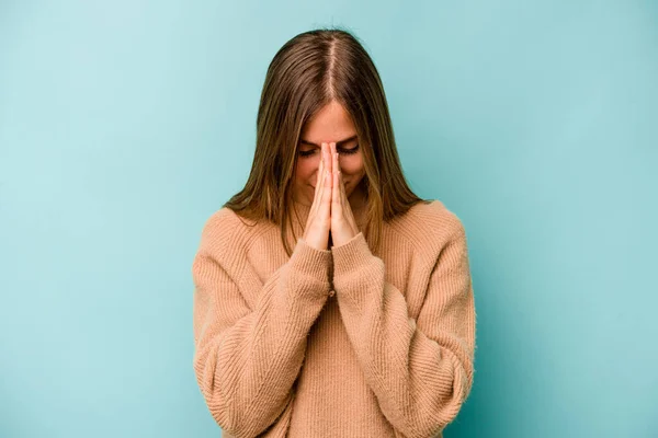 Mladá Běloška Izolovaná Modrém Pozadí Modlící Projevující Oddanost Věřící Hledající — Stock fotografie