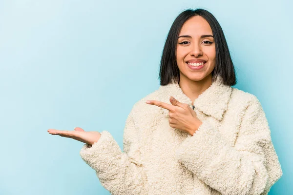 Junge Hispanische Frau Isoliert Auf Blauem Hintergrund Aufgeregt Hält Eine — Stockfoto