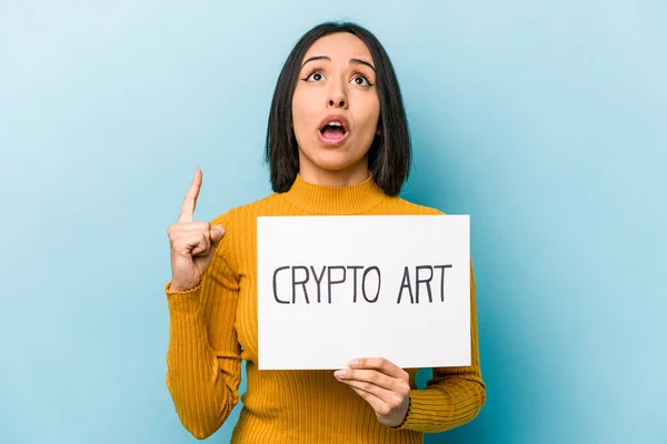 Mladá Hispánská Žena Drží Kryptografický Plakát Izolované Modrém Pozadí Ukazuje — Stock fotografie