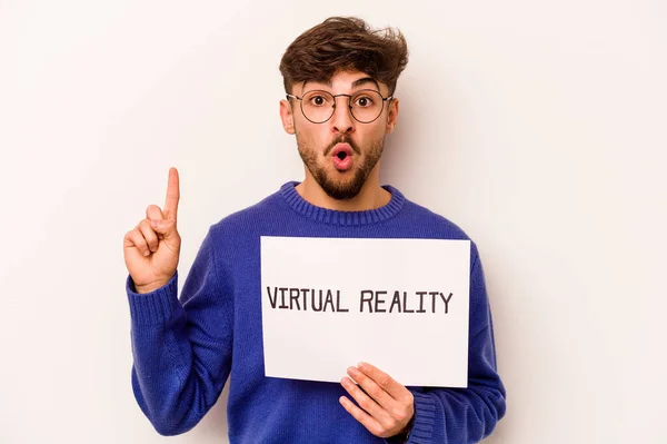 Joven Hombre Hispano Sosteniendo Cartel Realidad Virtual Aislado Sobre Fondo —  Fotos de Stock