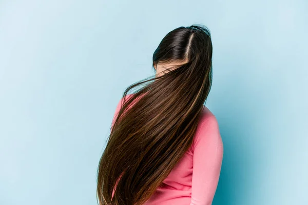 Jong Aziatische Vrouw Bewegend Haar Geïsoleerd Blauwe Achtergrond — Stockfoto