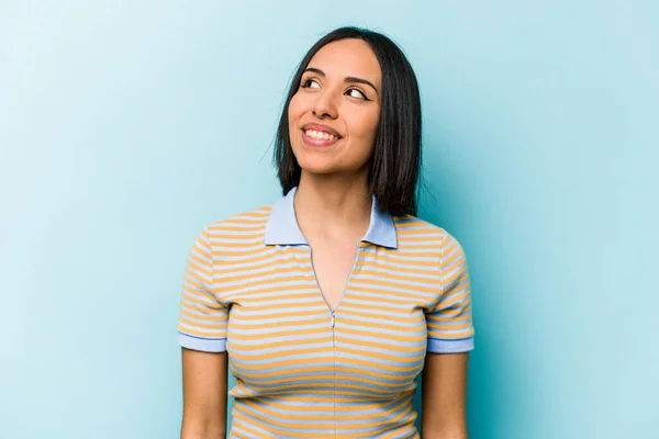 Jonge Hispanic Vrouw Geïsoleerd Blauwe Achtergrond Ontspannen Gelukkig Lachen Nek — Stockfoto