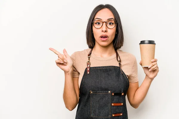 Joven Camarera Caucásica Sosteniendo Llevar Café Aislado Sobre Fondo Blanco —  Fotos de Stock