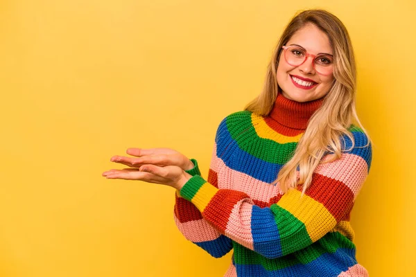 Junge Kaukasische Frau Isoliert Auf Gelbem Hintergrund Mit Einem Kopierraum — Stockfoto