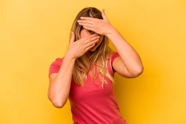 Young Caucasian Woman Isolated Yellow Background Blink Camera Fingers Embarrassed — Stock Photo, Image