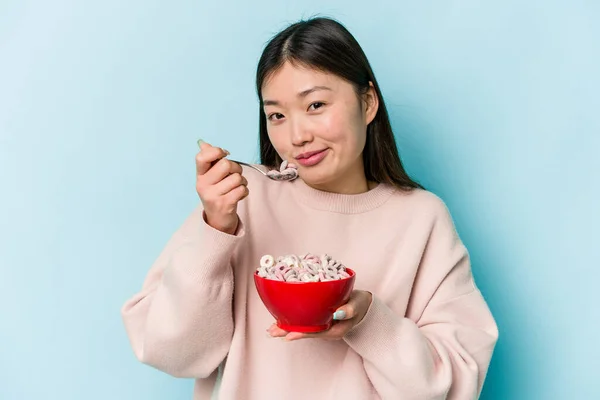 Jonge Aziatische Vrouw Met Een Kom Van Granen Geïsoleerd Blauwe — Stockfoto