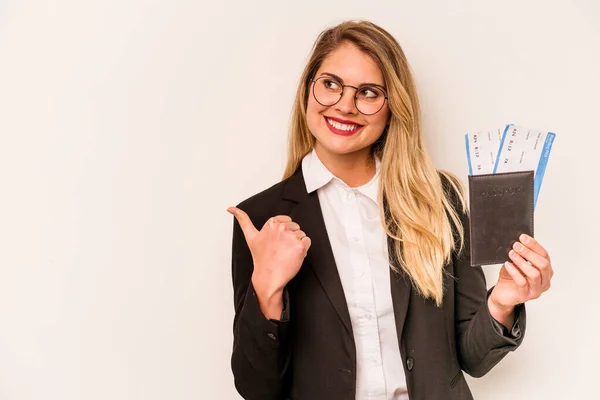 Νεαρή Λευκή Γυναίκα Επιχειρηματίας Που Κατέχει Διαβατήριο Απομονωμένο Λευκό Φόντο — Φωτογραφία Αρχείου