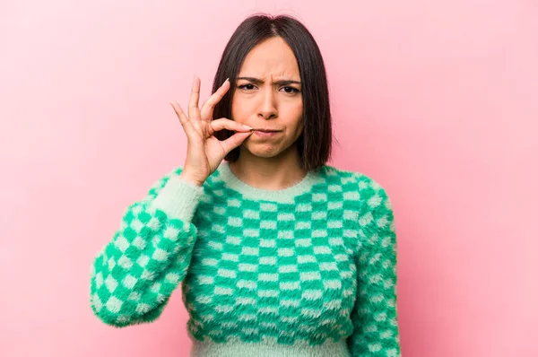 Junge Hispanische Frau Isoliert Auf Rosa Hintergrund Mit Fingern Auf — Stockfoto