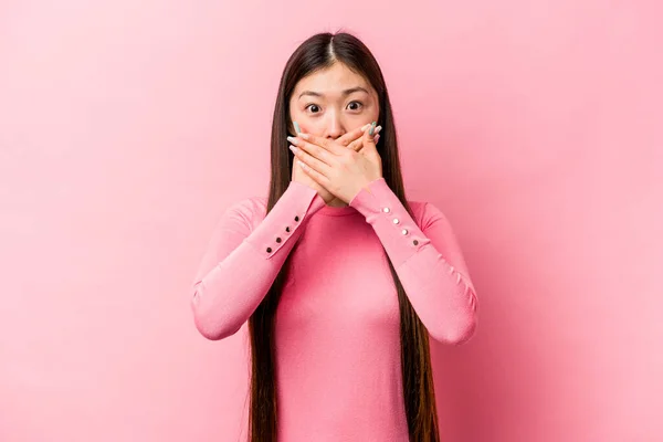 Joven Mujer China Aislada Sobre Fondo Rosa Impactada Cubriendo Boca —  Fotos de Stock