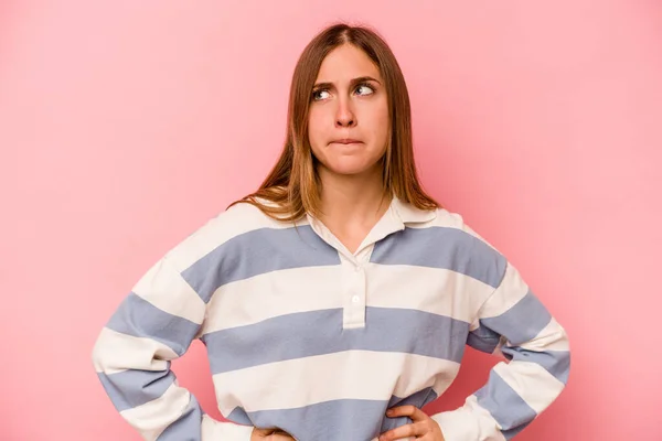 Giovane Donna Caucasica Isolata Sfondo Rosa Confuso Sente Dubbioso Insicuro — Foto Stock