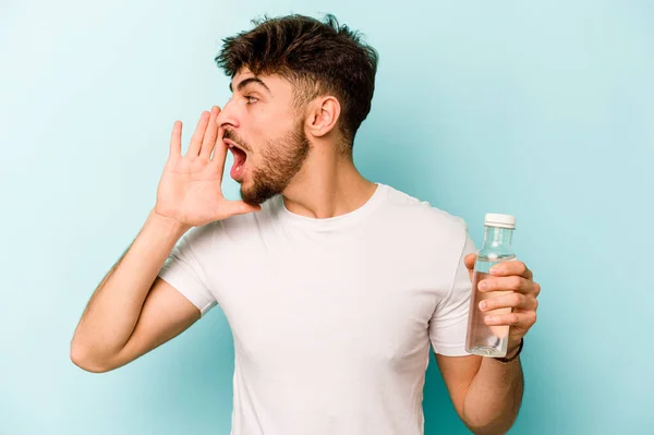 Young Hispanic Man Holding Bottle Water Isolated White Background Shouting — Stok Foto