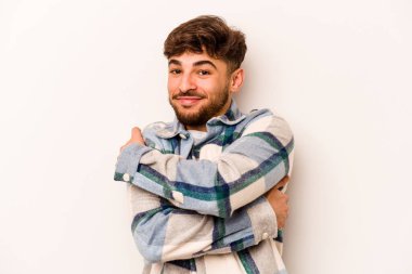 Genç İspanyol adam beyaz arka planda yalnızdı. Sarılmalar, kaygısız gülümsemeler ve mutluluklar..