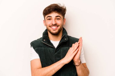 Beyaz arka planda izole edilmiş genç İspanyol adam enerjik ve rahat hissediyor, ellerini ovuşturuyor..