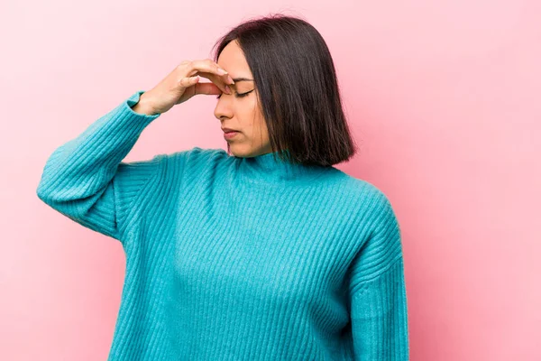 Ung Latinamerikansk Kvinna Isolerad Rosa Bakgrund Med Huvudvärk Vidrör Framsidan — Stockfoto