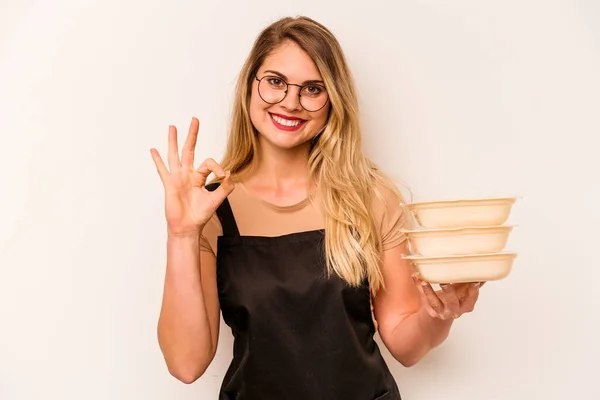 Ung Kaukasiska Servitris Kvinna Håller Tupperware Isolerad Vit Bakgrund Glad — Stockfoto