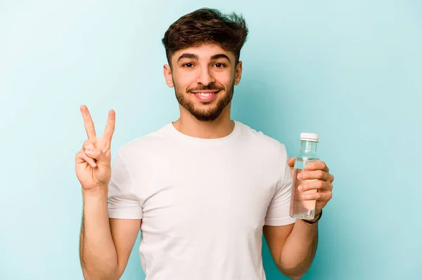 Jonge Latijns Amerikaanse Man Met Een Fles Water Geïsoleerd Witte — Stockfoto