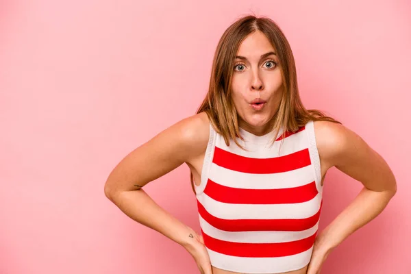 Joven Mujer Caucásica Aislada Sobre Fondo Rosa Siendo Sorprendida Por — Foto de Stock