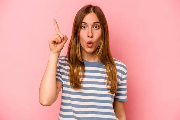 Jonge Kaukasische Vrouw Geïsoleerd Roze Achtergrond Wijzend Ondersteboven Met Geopende — Stockfoto