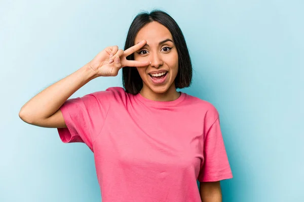 Giovane Donna Ispanica Isolata Sfondo Blu Ballare Divertirsi — Foto Stock