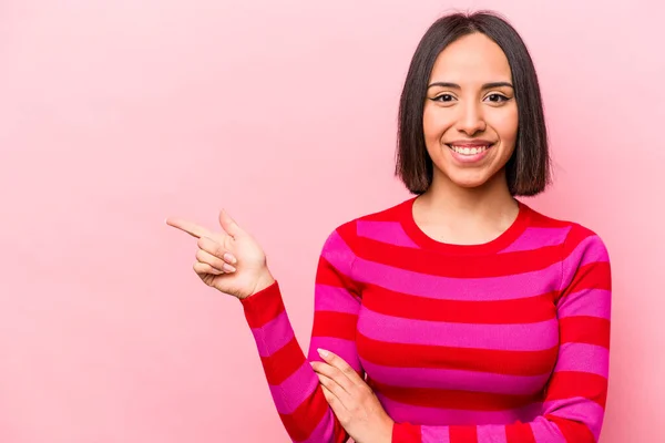 Jonge Hispanic Vrouw Geïsoleerd Roze Achtergrond Glimlachen Vrolijk Wijzend Met — Stockfoto