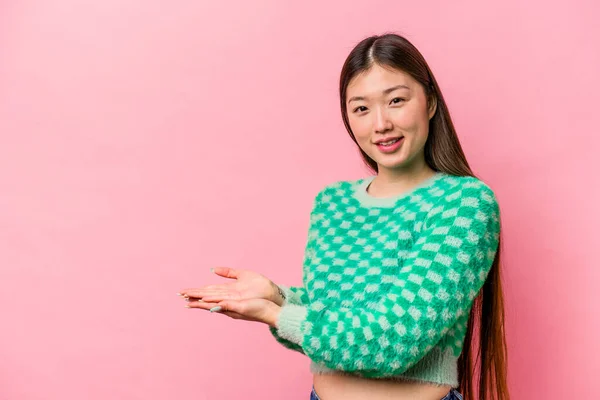 Joven Mujer China Aislada Sobre Fondo Rosa Sosteniendo Espacio Copia —  Fotos de Stock