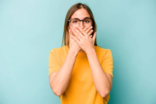 Young Caucasian Woman Isolated Blue Background Shocked Covering Mouth Hands — Stock Photo, Image