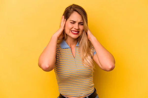 Young Caucasian Woman Isolated Yellow Background Covering Ears Hands — Stock Photo, Image