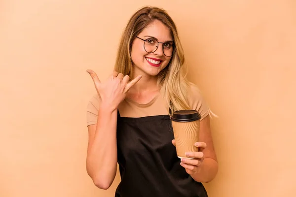 Camarero Restaurante Mujer Caucásica Sosteniendo Café Para Llevar Aislado Sobre — Foto de Stock