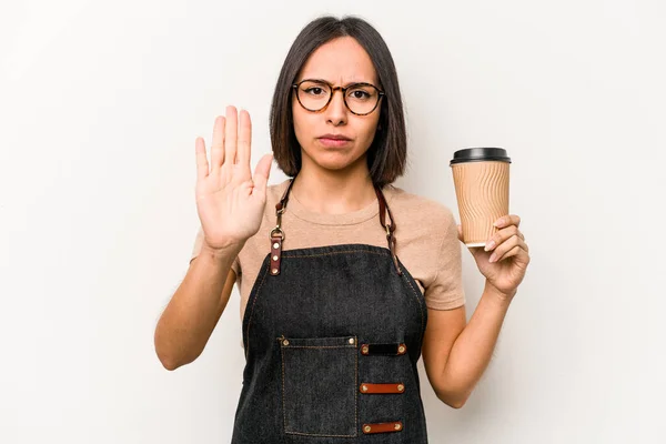 Joven Camarera Caucásica Sosteniendo Llevar Café Aislado Sobre Fondo Blanco —  Fotos de Stock