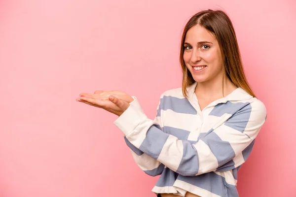 Junge Kaukasische Frau Isoliert Auf Rosa Hintergrund Hält Eine Kopie — Stockfoto