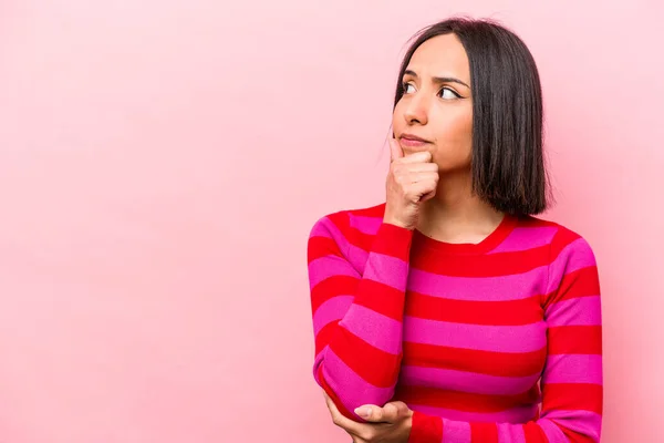 Mujer Hispana Joven Aislada Sobre Fondo Rosa Mirando Lado Con —  Fotos de Stock