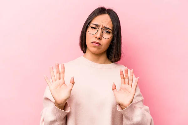 Ung Latinamerikansk Kvinna Isolerad Rosa Bakgrund Avvisa Någon Som Visar — Stockfoto