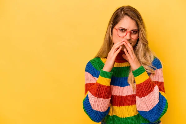 Mujer Caucásica Joven Aislada Sobre Fondo Amarillo Que Inventa Plan —  Fotos de Stock