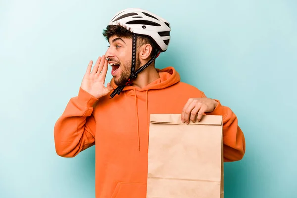 Young Hispanic Man Wearing Helmet Bike Holding Take Away Food — Zdjęcie stockowe