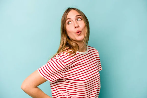 Mulher Caucasiana Jovem Isolado Fundo Azul Olha Para Lado Sorridente — Fotografia de Stock