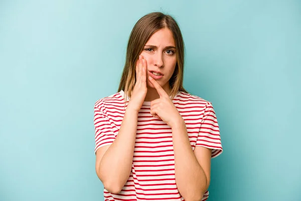 Junge Kaukasische Frau Isoliert Auf Blauem Hintergrund Mit Starken Zahnschmerzen — Stockfoto