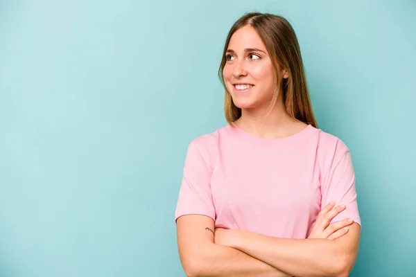 Junge Kaukasische Frau Isoliert Auf Blauem Hintergrund Lächelt Selbstbewusst Mit — Stockfoto