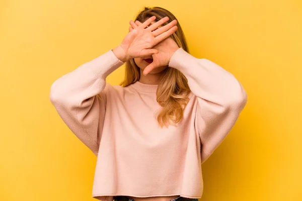 Mujer Joven Caucásica Aislada Sobre Fondo Amarillo Manteniendo Dos Brazos —  Fotos de Stock