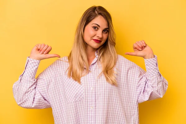 Junge Kaukasische Frau Auf Gelbem Hintergrund Isoliert Fühlt Sich Stolz — Stockfoto