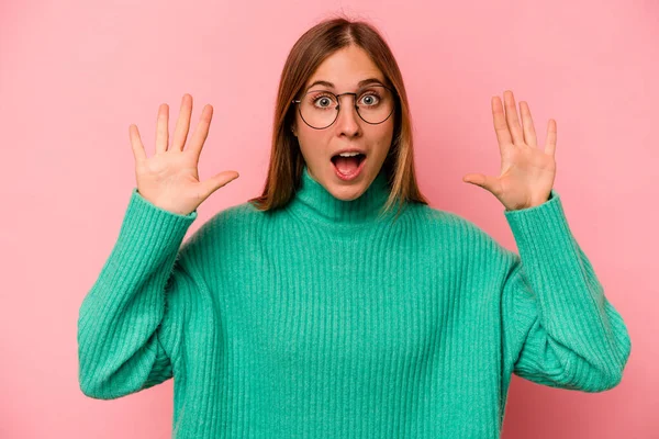 Junge Kaukasische Frau Isoliert Auf Rosa Hintergrund Erhalten Eine Angenehme — Stockfoto